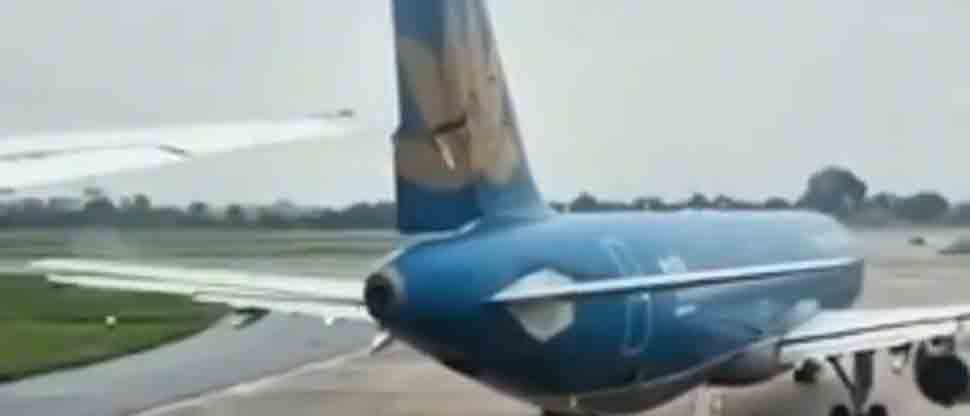 2 Aviones chocan mientras se preparaban para despegar en Vietnam