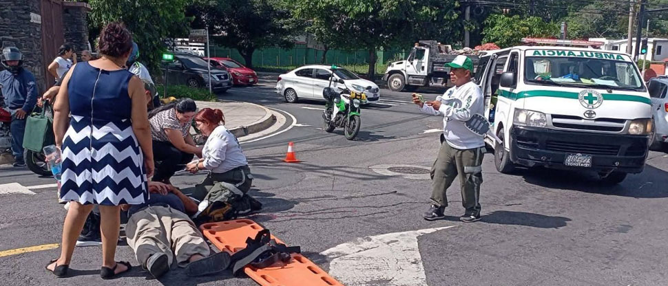 Conductor de vehículo embiste a persona no vidente en San Salvador y se da a la fuga