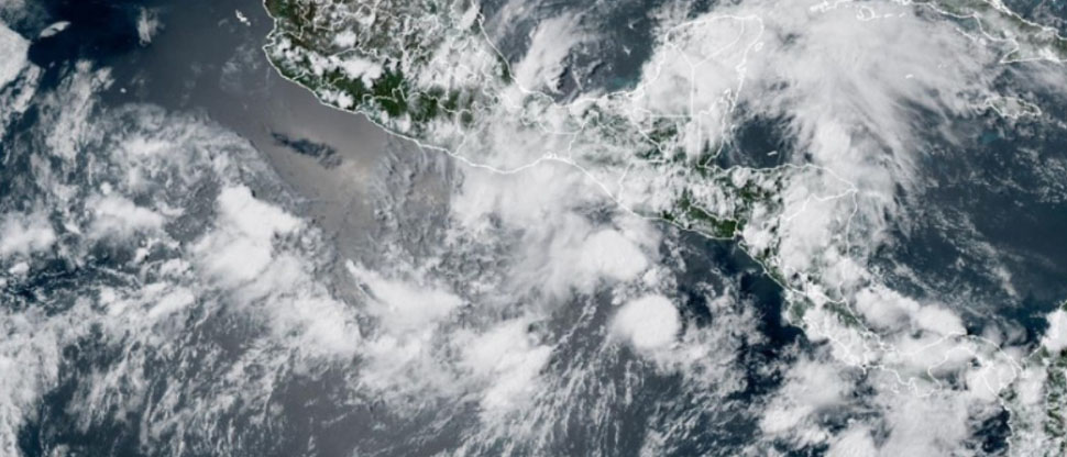 Centro Nacional de Huracanes monitorean el desarrollo de dos posibles ciclones tropicales