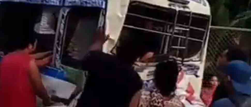 Rastra impacta contra coaster en carretera Panamericana