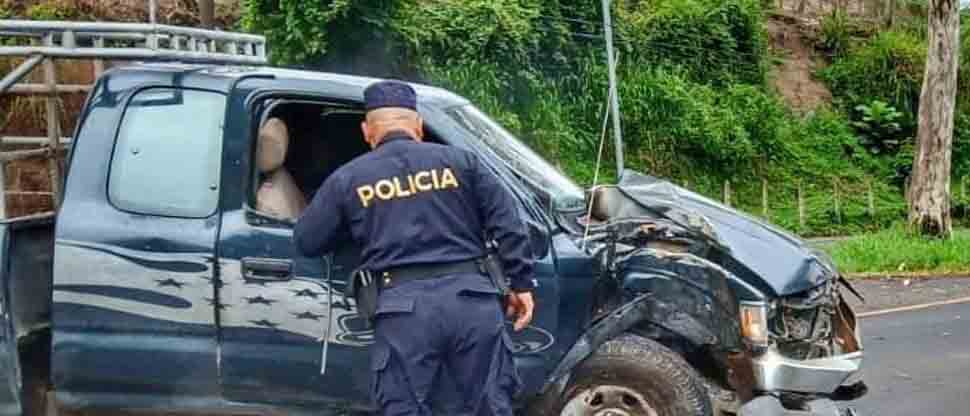 Conductor termina lesionado tras chocar con un árbol en San Vicente