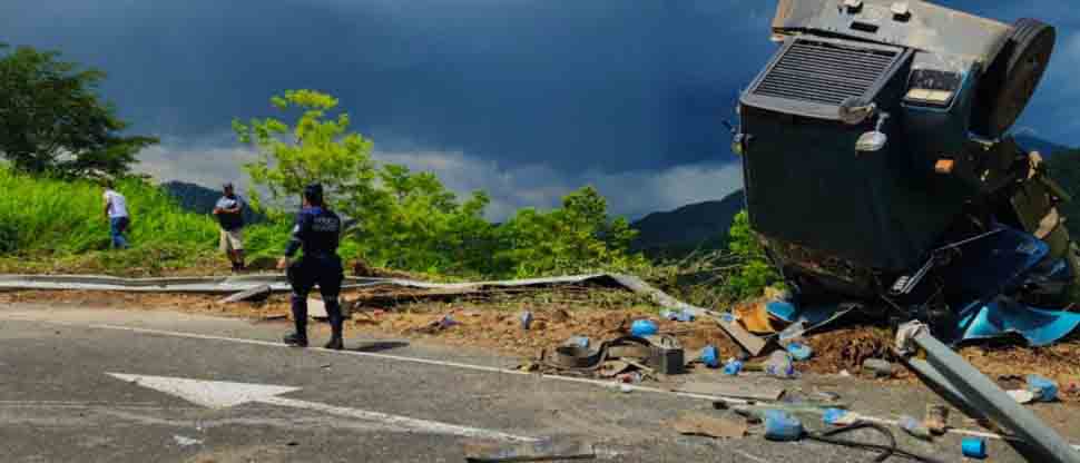 Conductor se lesiona tras volcar camión en la Longitudinal del Norte
