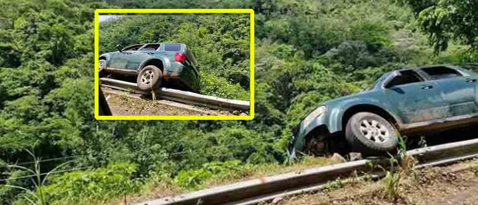 Conductor se salva de caer en un precipicio en San Miguel