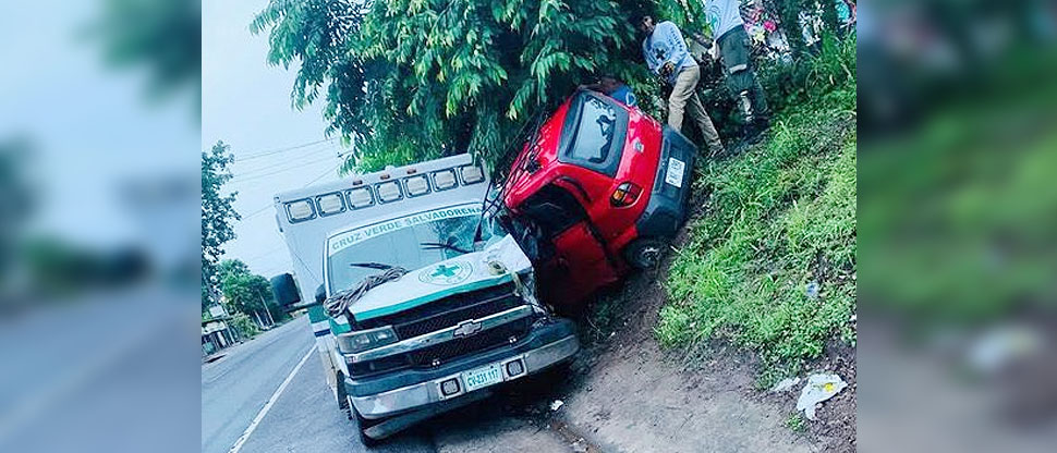 Vehículo choca contra ambulancia de Cruz Verde en carretera Troncal del Norte