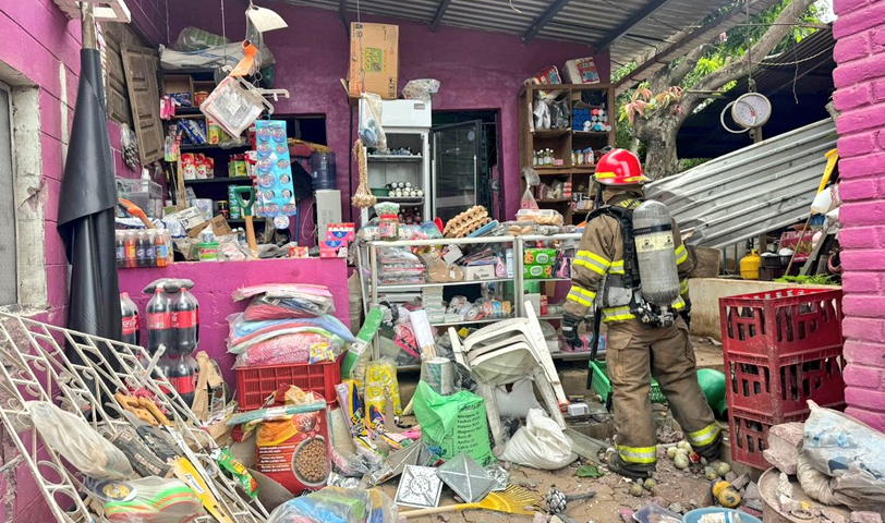 Verifican daños tras explosión de pólvora que almacenaban en una vivienda de Nahuizalco