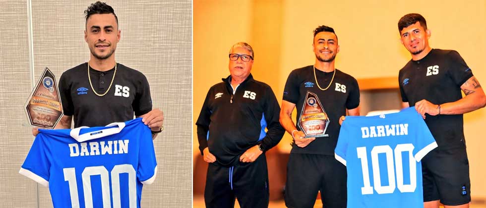 Tras derrota contra Honduras, dan reconocimiento a Cerén por alcanzar 100 partidos con La Selecta