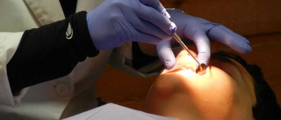 Detienen a falso dentista que aprendió viendo tutoriales en YouTube