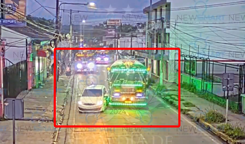 Captado en Cámara: busero se le mete a un sedán y provoca accidente en Santa Tecla