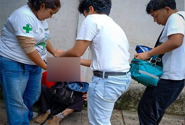Paramédicos de Cruz Verde asisten a ancianito que cayó desde su propia altura en Santa Tecla