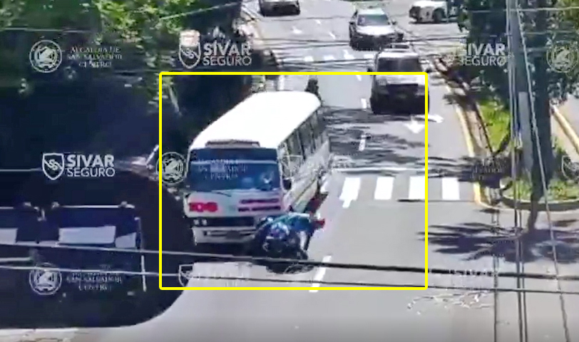 Conductor de coaster embiste a motociclista y casi arrolla a varios transeúntes en San Salvador