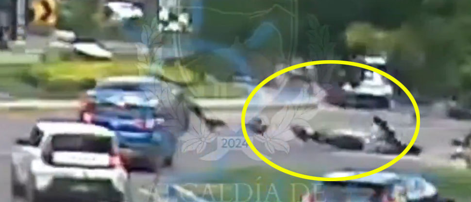 Cámaras captan momento exacto en que motociclista es embestido en Santa Tecla