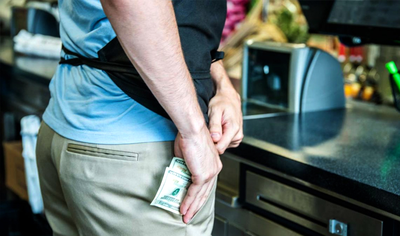 Exempleado se quedó con las llaves del negocio y regresó para hurtar dinero