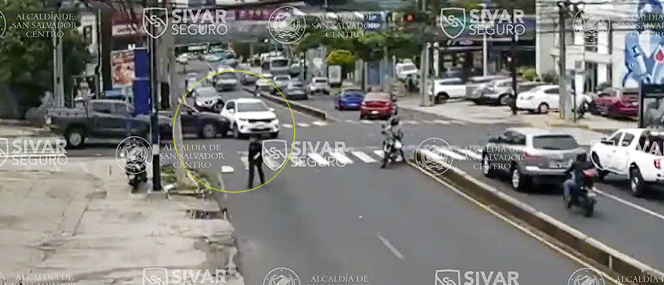 Conductor irrespeta luz roja de semáforo y provoca accidente en Paseo General Escalón