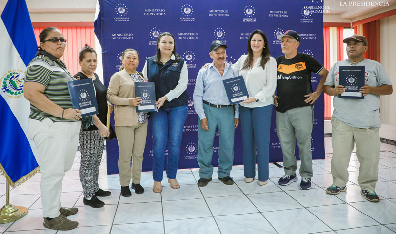 Familias de distintos municipios reciben escrituras de propiedad de sus viviendas