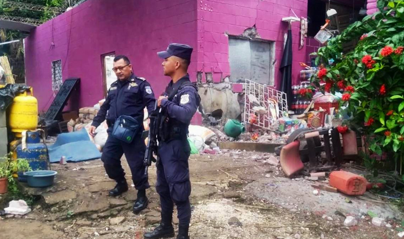 Pareja de ancianos resulta lesionada tras explosión de pólvora en Sonsonate
