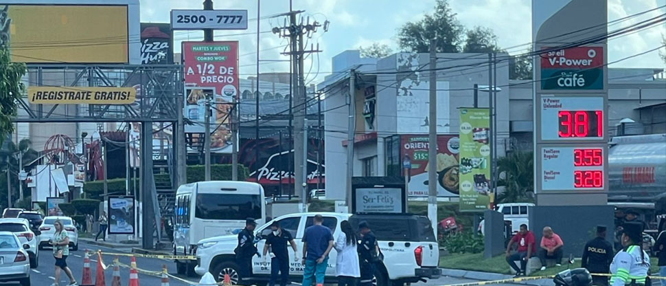 Un fallecido deja choque entre microbús y motociclista en calle Gabriela Mistral, San Salvador