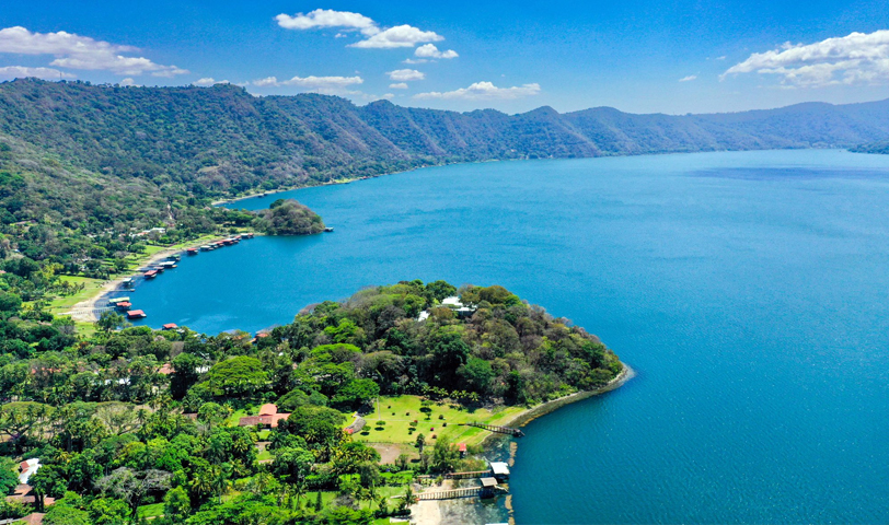 PNC garantiza la seguridad de turistas que visitan lago de Coatepeque mediante patrullajes aéreos