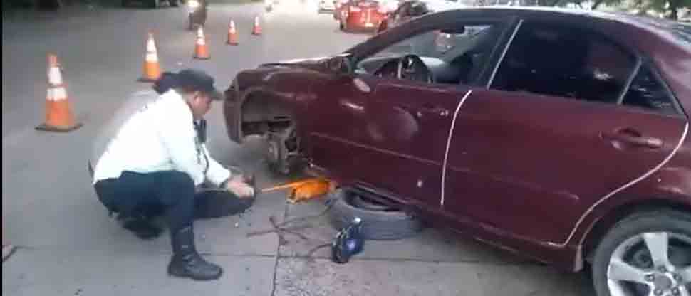 Gestor de tráfico ayuda a conductor que tuvo problemas mecánicos en El Poliedro