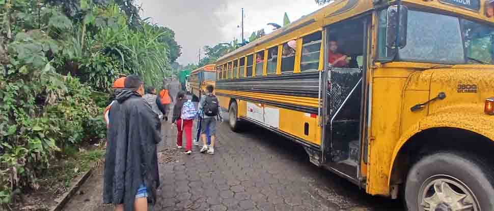 Evacuan a guatemaltecos por actividad del volcán  de Fuego