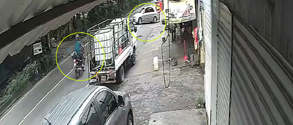 Conductor intenta incorporarse a la vía y su mala maniobra termina en fuerte accidente