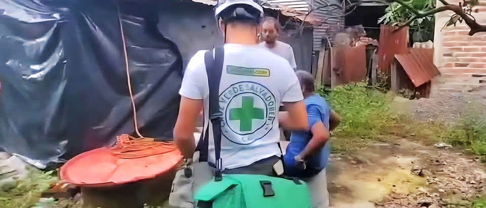 Rescatan con vida a hombre que cayó al fondo de un pozo en Aguilares
