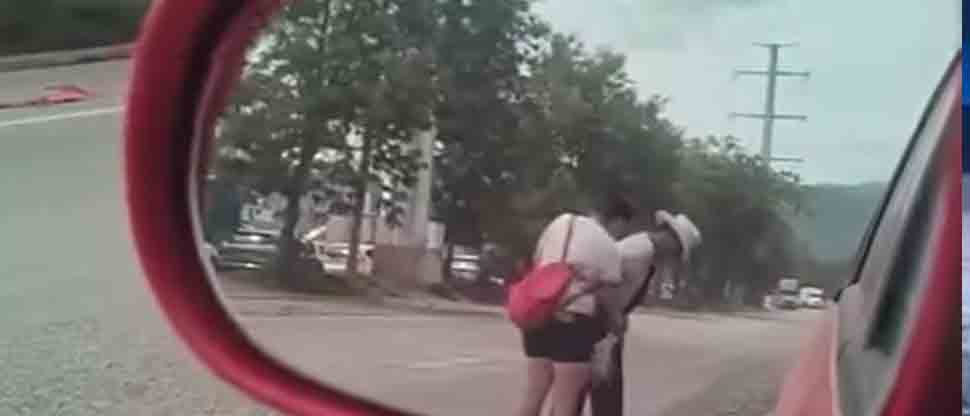HONDURAS: captan mujer robando las pertenencias a un ancianito en Cortés