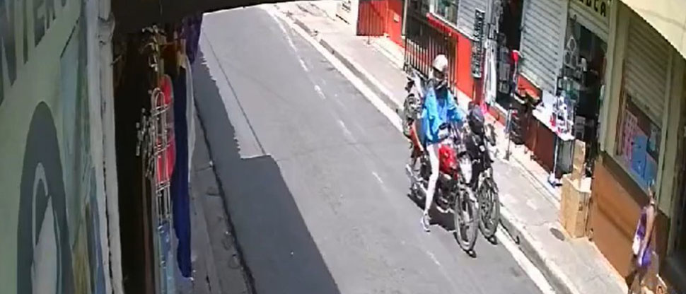 Captan a sujeto en moto, hurtando un casco de otra motocicleta parqueada