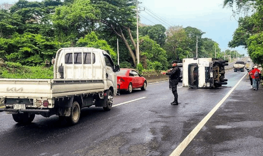 Conductor de camión repartidor pierde el control y vuelca en carretera ...