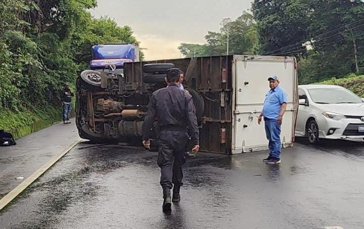 Conductor de camión repartidor pierde el control y vuelca en carretera ...