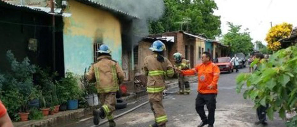 Bomberos sofocan incendio en una vivienda en Santa Ana