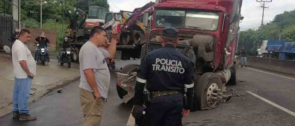 La invasión de carril la causa de accidente en carretera Quezaltepeque a San Juan Opico