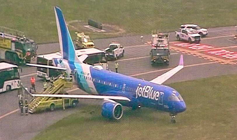 Avión Jet Blue se sale de la pista tras aterrizar en el aeropuerto de Boston, EE.UU.