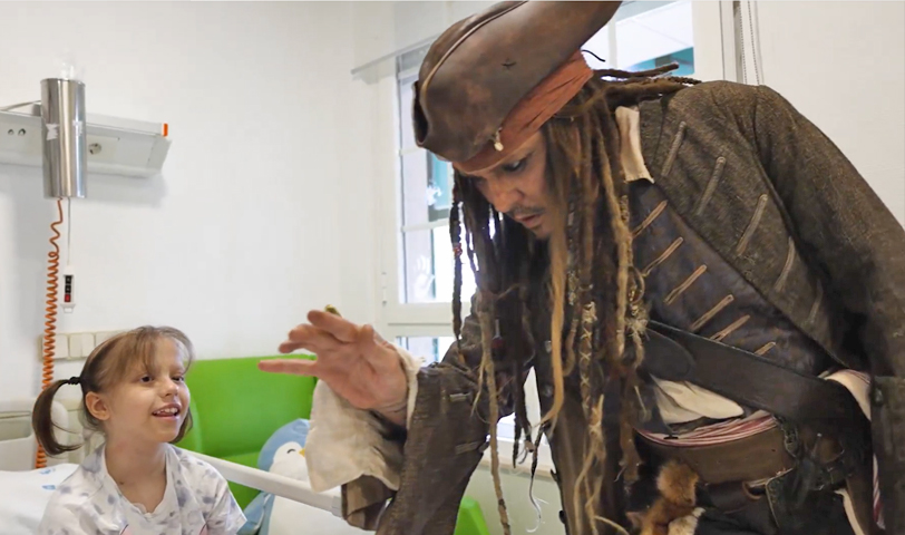 Johnny Depp lo vuelve a hacer: vistió de Jack Sparrow y visitó a niños con cáncer