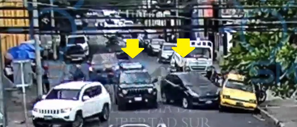 Intentó evadir accidente y terminó chocando contra otro vehículo en Santa Tecla