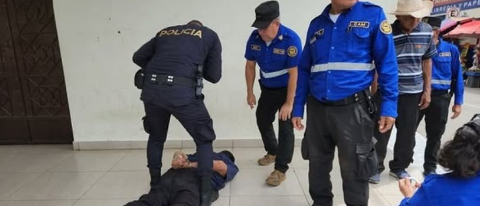 Detienen a sujeto quién robó a una mujer en Santa Rosa de Lima