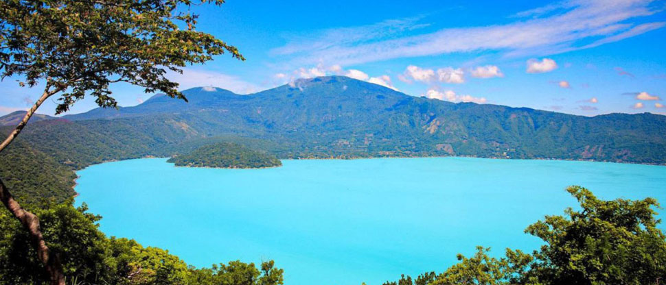 El lago de Coatepeque vuelve a pintarse de color turquesa