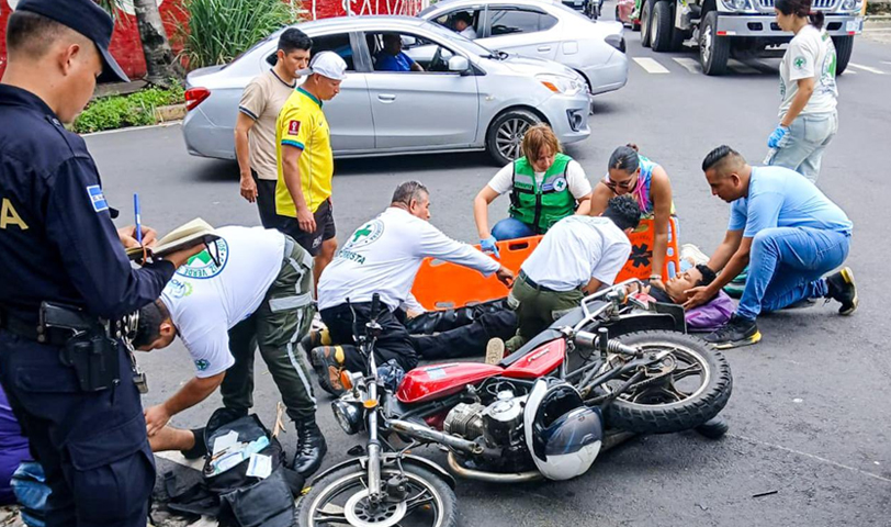 Motociclista termina lesionado tras invadir carril y ser embestido por un vehículo