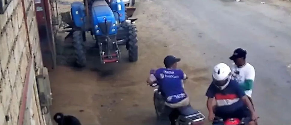 ECUADOR: hombre enfrenta a ladrones luego que no lograran encender su moto para huir