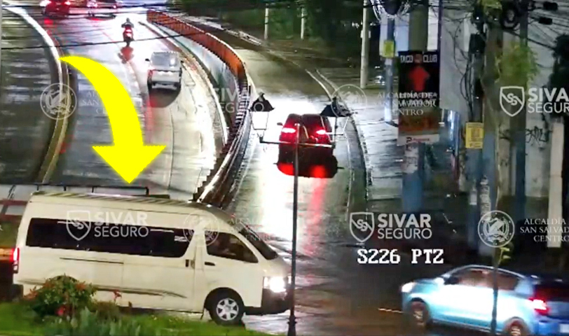 Motorista pone en riesgo su vida y la de otras personas al conducir en sentido contrario en San Salvador