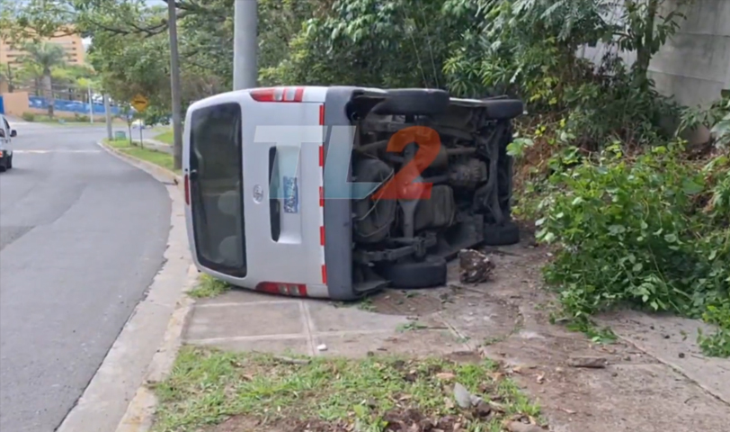 Conductor de microbús vuelca tras perder el control en calle inclinada