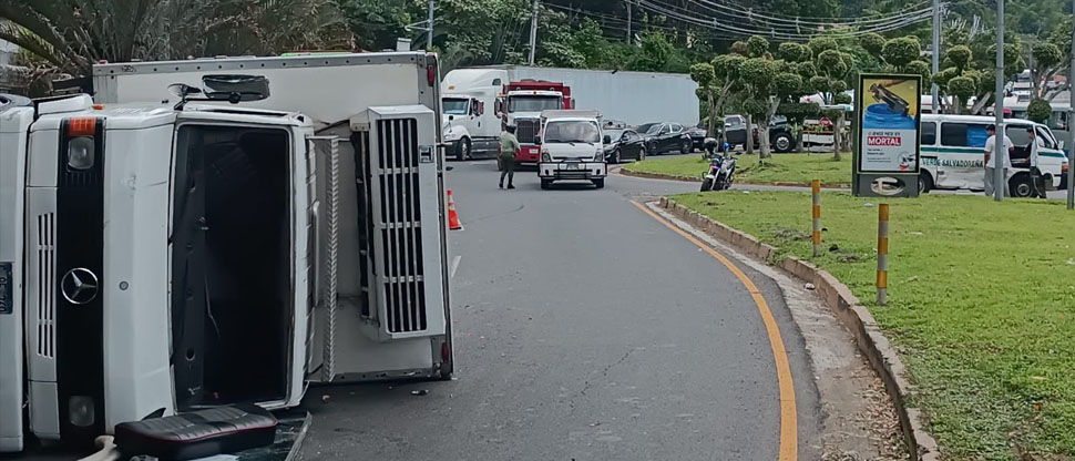 Reportan fuerte accidente vial en Santa Tecla