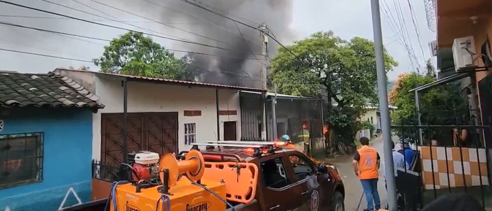 Vivienda es consumida por las llamas de un voraz incendio en Morazán