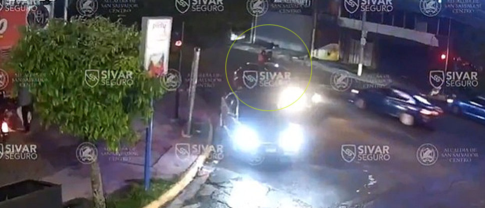 Conductor huye tras impactar a un motociclista en alameda Juan Pablo II