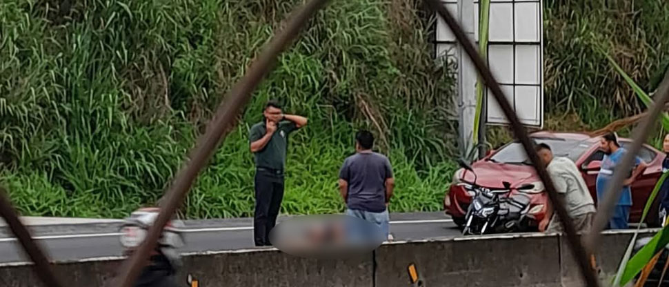 Motociclista queda tendido sobre el pavimento tras fuerte accidente en carretera de Oro