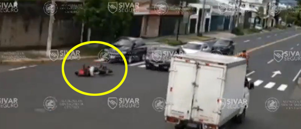 Motociclista lesionado tras ser impactado por vehículo en avenida Bernal