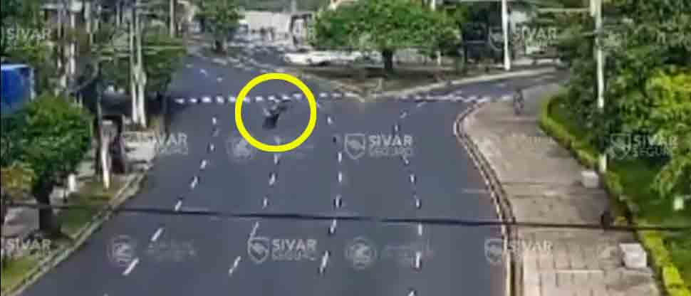 Captan motociclista accidentarse en una calle sola en el Salvador del Mundo