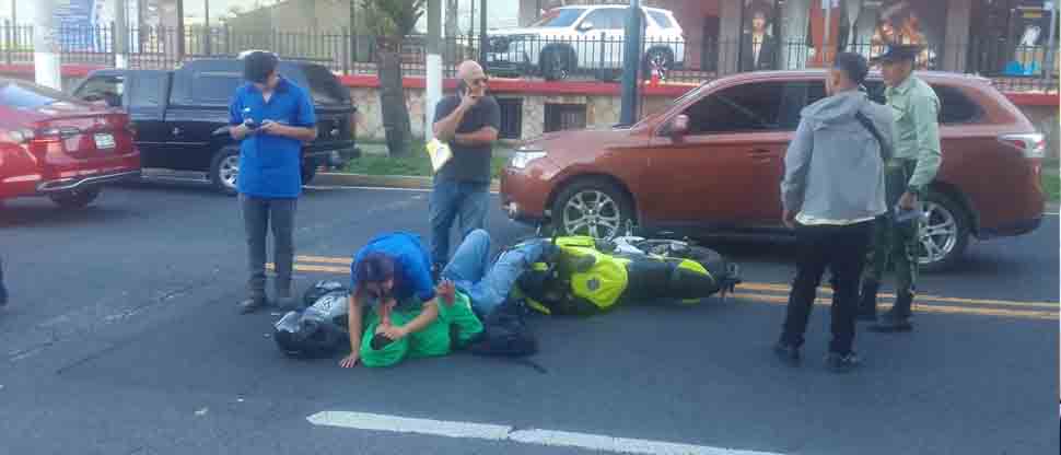 Motociclista es auxiliado por una mujer tras accidentarse en Santa Tecla