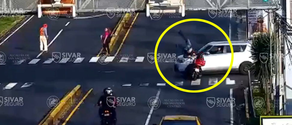 Conductor de Kia Soul se pasa el semáforo en rojo y motociclista se estrella con el vehículo