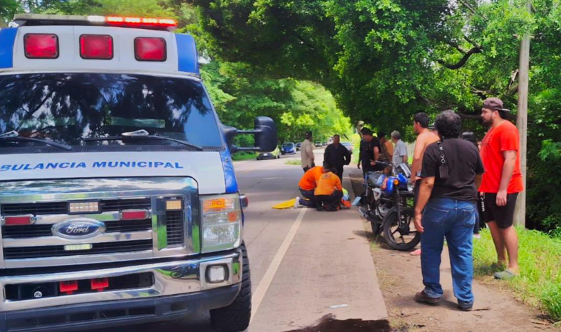 Motociclistas colisionan entre sí y resultan gravemente lesionados en Santa Ana