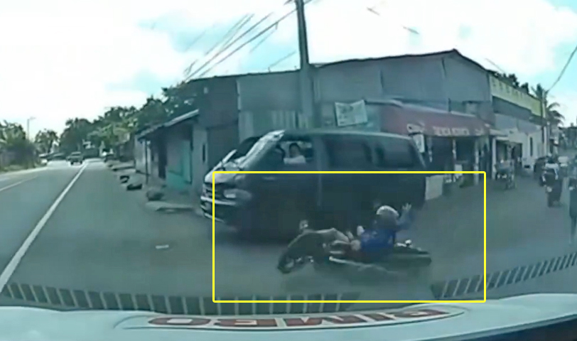 Motociclista es impactado por vehículo tras realizar maniobra irresponsable